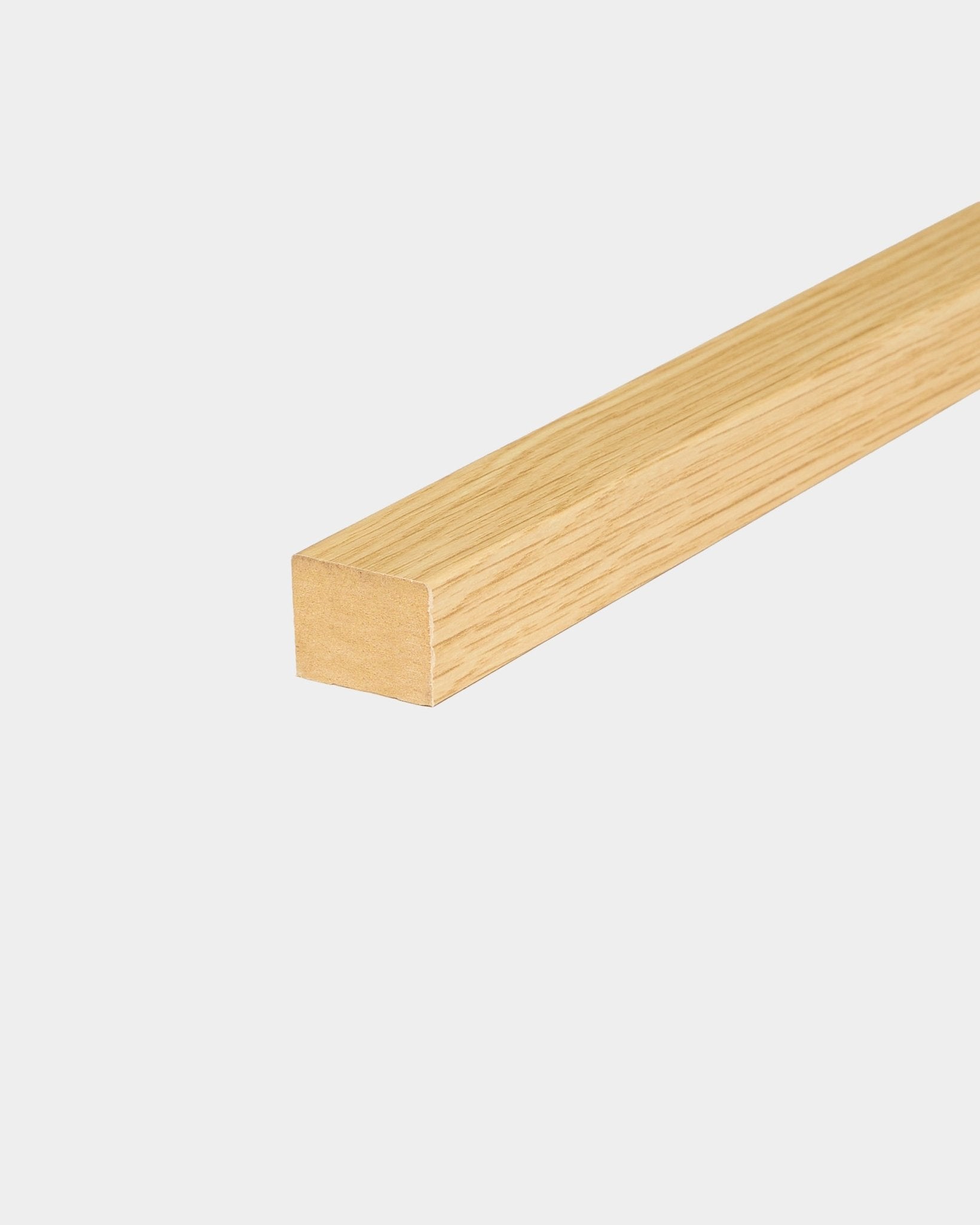 Lamelle de finition WoodUpp en chêne du Sud, épaisseur 2,2 cm, conçue pour une installation sur cadre en MDF, présentée sur un fond blanc uni.